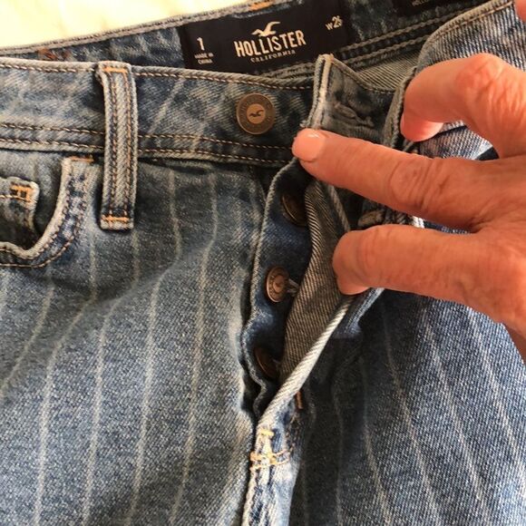 Hollister Ultra High Waisted Mom Short Size 25 Blue pin stripe Gently used - Picture 8 of 8
